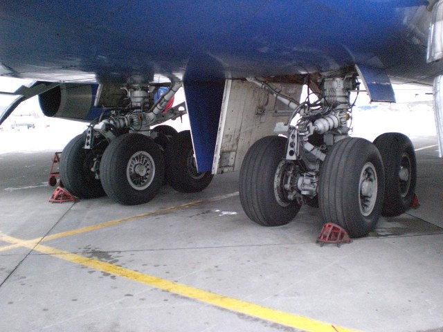 Основные стойки 747-400 VP-BKJ.JPG